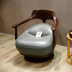 Fauteuil pivotant en bois de noyer personnalisé avec siège rembourré en cuir noir et base en métal doré OEM ODM PISANO - Product Image 2