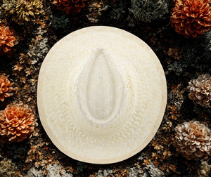 Sombrero de paja de ala ancha de materiales sostenibles con protección UV para resort de playa y suministro al por mayor de festivales - Product Image 1