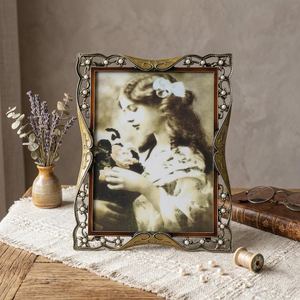 Cadre photo en métal fait main, présentoir photo minimaliste pour bureau, décoration moderne pour salon, idée cadeau unique pour un anniversaire - Product Image 2