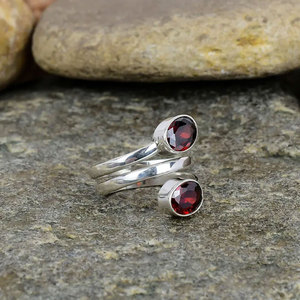 Bague en laiton triple tour avec pierres serties en clos de coupe ovale certifiées IGI pour mariage et soirée - Product Image 4