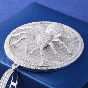 Pendentif Médaillon Araignée - Pendentif Araignée en Argent Sterling 925 avec Moissanite, Pendentif Araignée Moissanite, Pendentif Disque Araignée Entièrement Sertie de Moissanites - Product Image 5