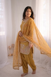 Ensemble prêt-à-porter en soie crêpe française brodée avec des sequins, haut en dentelle Moti, pantalon Farshi, dupatta en soie numérique imprimée (HHI 515) - Product Image 4