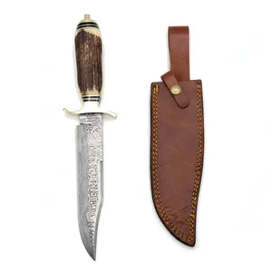 Cuchillos de caza de hoja fija con mangos marrones, acabado estampado, guardacuchillo metálico y funda de transporte para actividades al aire libre, camping y tareas de campo. - Product Image 3