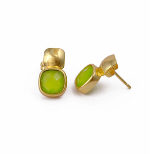 Pendientes de tuerca cuadrados de calcedonia verde hechos a mano, estilo bohemio, delicados, con corte cojín, chapados en oro, joyería de piedras preciosas. - Product Image 1