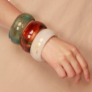 กำไลเรซิ่นทำมือ พิมพ์ลายดิจิตอล สีพื้นเรียบหรู เครื่องประดับแฟชั่นพรีเมียมสำหรับผู้หญิง ขายส่ง คุณภาพส่งออก TCE 80 กรัม - Product Image 1