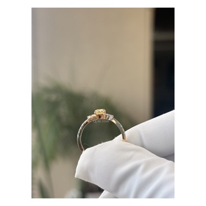 Bague de fiançailles en diamant de laboratoire taille coussin style antique 0,80 ct, inspirée du vintage, avec accent marquise serti à griffes, bijoux fins 14 carats - Product Image 4