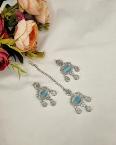 Parure de bijoux ethniques pour femme en plaqué rhodium avec collier, boucles d'oreilles et mangtika, ornée de pierres CZ taille ovale – Vente en gros - Product Image 6