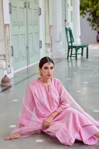 Ensemble Kurti 3 pièces tendance en soie romaine, sans plis, réversible, séchage rapide, extensible, longueur cheville, avec dupatta assorti - Product Image 3
