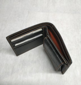 กระเป๋าสตางค์หนังแท้แบบพับสองตอนทรงบาง รุ่นโครโค สำหรับผู้ชาย ใส่เหรียญ ใส่บัตรเครดิต ช่องใส่ธนบัตร ขายส่งจากโรงงานโดยตรง - Product Image 3