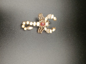 Broche en argent plaqué or SM-851 de Amaira Jewels, design insecte Scorpion avec zircone cubique et pierre rouge, pour femme, bijoux cadeau - Product Image 4