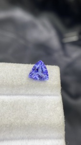 Pierre précieuse naturelle certifiée Tanzanite naturelle taille triligne 8 MM avec une couleur et un lustre excellents Zoisite naturelle 1,65 carat - Product Image 3