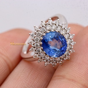 Vente en gros de bague en or blanc massif 14 carats avec saphir bleu ovale naturel et double halo de diamants, Memoria Jewels - Product Image 6