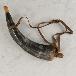 Corne à boire viking artisanale des artisans royaux avec support |   Chope à bière en corne de buffle naturelle, style nordique - Product Image 2