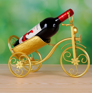Support mural en métal doré en forme de silhouettes de bouteilles, pouvant contenir jusqu'à cinq bouteilles de vin, disponible à prix de gros. - Product Image 4