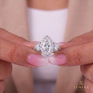 Anillo de Compromiso Lumera con Tres Diamantes Corte Marquise en Platino, Estilo Clásico para Mujer, Certificado IGI - Product Image 1