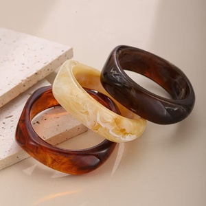 Bracelets en résine colorés pour femmes, ensemble de bracelets légers en acrylique - Product Image 2