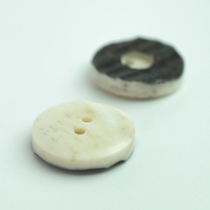 Botones de Hueso de Búfalo Naturales Ecológicos con 2 Agujeros y Ángel Tallado, Personalizados con Logotipo Grabado, Venta al por Mayor de Fábrica para Abrigos y Jeans - Product Image 4