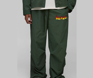 Pantalon de survêtement vert pour homme, taille élastique avec cordon de serrage, décontracté, avec logo de marque imprimé sur la jambe droite, en polyester mi-lourd, idéal pour l'automne - Product Image 4