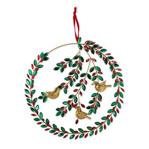 Couronne festive ornée de pierres précieuses, avec des feuilles en pierres rouges et vertes, décorée d'un cerceau doré suspendu et de trois oiseaux. - Product Image 1