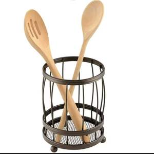 Porte-couverts en métal au design moderne pour une mise en place élégante sur le comptoir de cuisine, alliant beauté et utilité pratique - Product Image 1