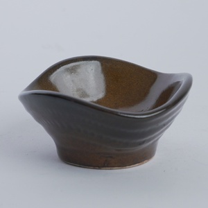 Assiette carrée moderne en grès brun foncé brillant pour la sauce soja, idéale pour les restaurants, hôtels, cafés et la présentation sur table. - Product Image 3