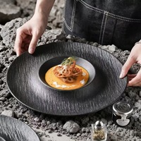 Assiettes en porcelaine artisanales de style japonais, texture organique, blanc et noir, bord large, finition mate sous glaçure, durables, sans BPA