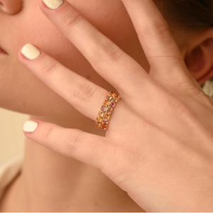 Bague statement NOVA pour femme en or massif 18 carats avec saphirs multiples sertis en canal et double alliance éternité - Product Image 3