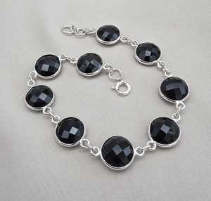 Pulsera de Eslabones Redondos Facetados de Plata de Ley 925 Chapada en Oro con Ónix Negro, Joyería Étnica Hecha a Mano y Elegante - Product Image 1