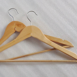 Percha de madera hecha a mano para adultos, para tu armario, hecha de madera de mango, hecha en India. - Product Image 5