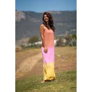 ความสง่างามด้วยชุดเดรสยาวแบบไล่เฉดสีสันสดใส ผสมผสานสีพีชอุ่นๆ สีม่วงอ่อน และสีเหลืองทอง ให้ลุคสดใสแบบโดนจูบแสงอาทิตย์ - Product Image 4