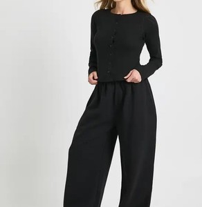 Conjunto de Sudadera de Cuello Redondo de Algodón para Mujer y Pantalones Deportivos a Juego, Fabricante de Ropa al por Mayor con Logotipo Personalizado OEM/ODM - Product Image 3