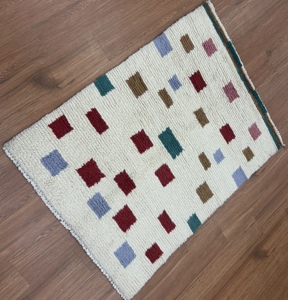 Tapis marocain personnalisé en laine nouée à la main, à poils longs et à motifs à carreaux, tapis de sol artisanal de qualité supérieure pour les intérieurs - Product Image 6