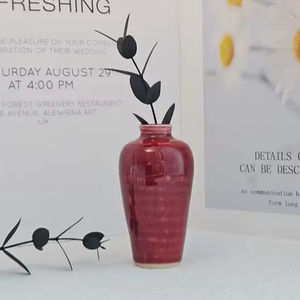 Jarrón Decorativo de Cerámica de Diseño con Acabado Texturizado y Esmalte Rojo Radiante, Pieza Decorativa Elegante para el Estilo Moderno del Hogar - Product Image 1