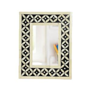 Cadre photo en bois incrusté d'os fait main - Product Image 1