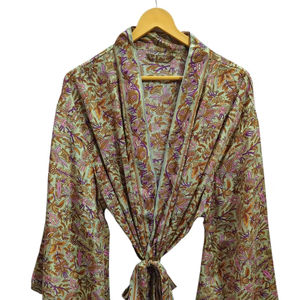 Kimono de Seda Hecho a Mano con Parches de Sari, Túnica Larga para Dormir o como Cubrebaño, Kimono de Seda Sari Reciclada Vintage Hecho a Mano en India - Product Image 1