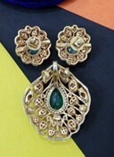Conjunto de Joyería Amaira Jewels con Flores Chapadas en Oro y Piedras Polki, Aretes y Collar para Mujer, Estilo Clásico para Bodas - Product Image 6