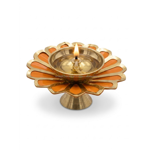 Lámpara de Aceite Compacta de Latón AG Elements para Sala de Meditación, Iluminación Aromática Decorativa, Diseño Floral Diya Hecho a Mano con Pétalos Naranjas - Product Image 2