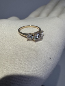 Anillo de Moissanita Trilogy: Oro de 14k, Anillo de Compromiso de Tres Piedras, Anillo de Flor con Diamantes Redondos, Joyería de Oro Amarillo Sólido - Product Image 5