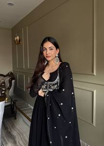 ชุดเดรส Anarkali ผ้าจอร์เจตต์เนื้อหนาแบบพรีเมียม ตกแต่งลายแฟนซี พร้อมเสื้อคลุม Koti แขนแบบ Churidar ซิปด้านข้าง ประดับพู่ กางเกงทรงบาน และผ้าคลุมไหล่ Dupatta สำหรับงานปาร์ตี้ - Product Image 5