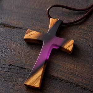 Collier pendentif pendule en bois et résine spirituel, fait main par un artisan - Product Image 1