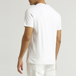 T-shirt pour homme avec impression en relief, fabriqué en coton mélangé de qualité, avec impression en relief durable, coupe moderne et confort durable au quotidien. - Product Image 2