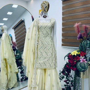 Kurti traditionnel en crêpe naturel de qualité supérieure, brodé de sequins, sans manches, col carré, en fausse fourrure, avec palazzo assorti pour soirée - Product Image 3