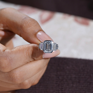Bague de fiançailles et de mariage classique en or avec diamant émeraude de 4 carats cultivé en laboratoire, certifié IGI, sertissage invisible, idéale pour les fêtes - Product Image 2