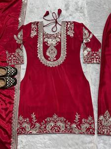 Robe traditionnelle indienne pakistanaise en soie rouge brodée pour femmes avec travail argenté, coupe classique, tenue de mariage - Product Image 1