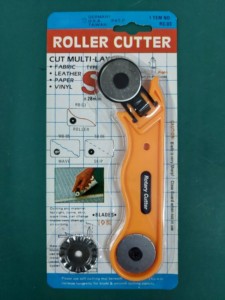 DK-578 28mm Rotary <b>Cutter</b> with 3 Blades | Rotary <b>Cutter</b> 28mm Plastic Handle Durable for Fabric Leather Paper - Product Image 1