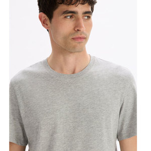 เสื้อยืดคอกลมทรงพอดีตัวสำหรับผู้ชาย ผลิตจากผ้าฝ้ายเจอร์ซีย์หวี 100% พร้อมปักโลโก้ของคุณ - Product Image 6