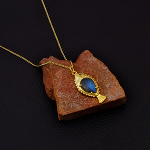 Pendentif Poisson en Labradorite Naturelle Fait Main, Collier Poisson Koi en Pierre Précieuse Effet Feu, Breloque en Laiton Plaqué Or 18 carats, Bijou Bohème Tendance R - Product Image 1