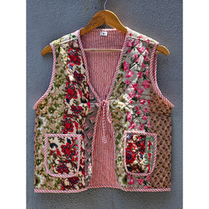 Chaleco acolchado de algodón con patchwork floral hecho a mano, sin mangas, para mujer, estilo vintage bohemio, ropa de verano, regalo para ella. - Product Image 1