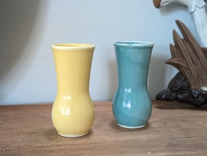 Vase en céramique bleu sarcelle chic avec design sablier fin, finition brillante et accentuation attrayante pour la décoration moderne des étagères et des bureaux - Product Image 3