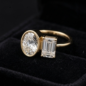 Anillo de compromiso con dos piedras, con diamante cultivado en laboratorio de corte esmeralda ovalado engastado en bisel y corte de púas, en oro amarillo. - Product Image 4